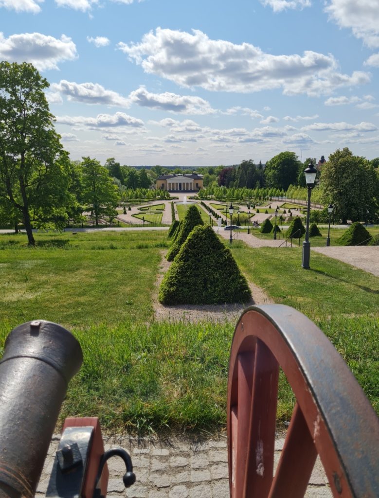 Här ser vi botaniska trädgården vid Uppsala slott. Här har kungafamiljen besökt med sina hästar.