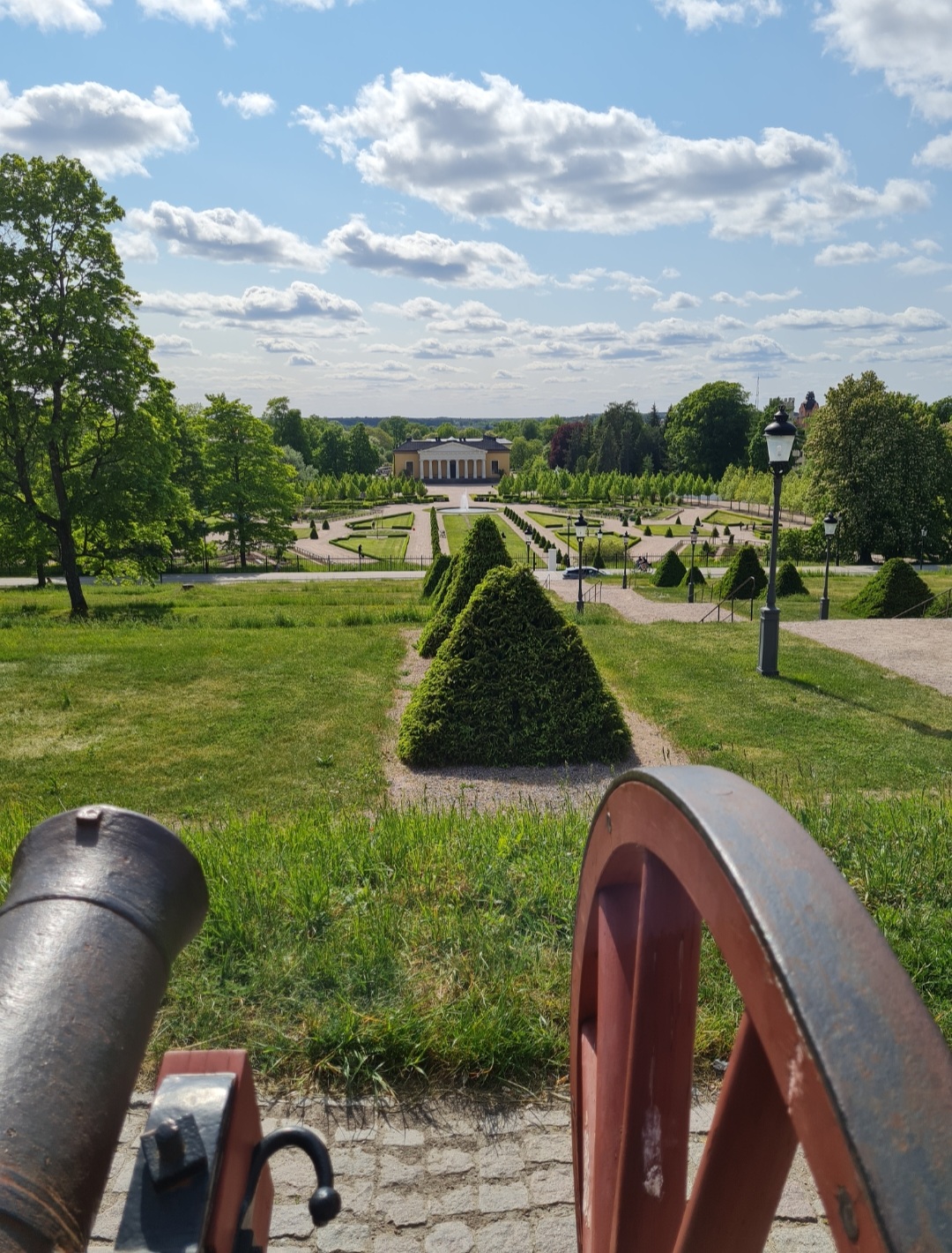 Här ser vi botaniska trädgården vid Uppsala slott. Här har kungafamiljen besökt med sina hästar.